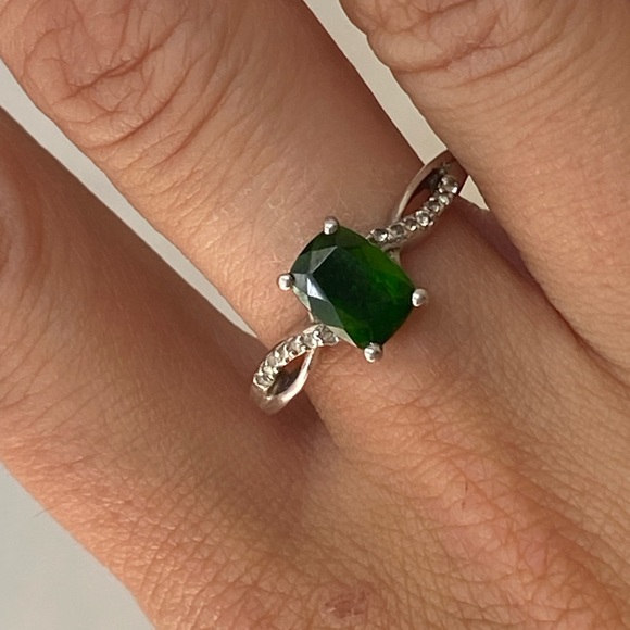 STS - Emerald Green Stone - Sterling Silver 925 Ring with Diamond Detailed band - Picture 4 of 17